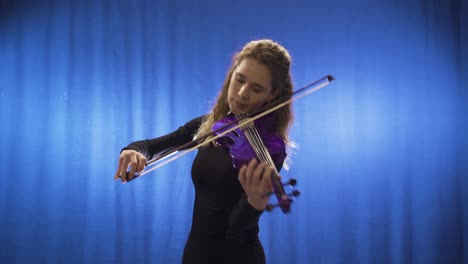 Inspirierende-Talentierte-Musikerin,-Die-Auf-Der-Bühne-Geige-Spielt-Und-Glücklich-Ist.